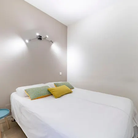 Brand New One Bedroom 2min Walk To Carlton דירה *