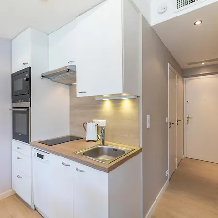Brand New One Bedroom 2min Walk To Carlton