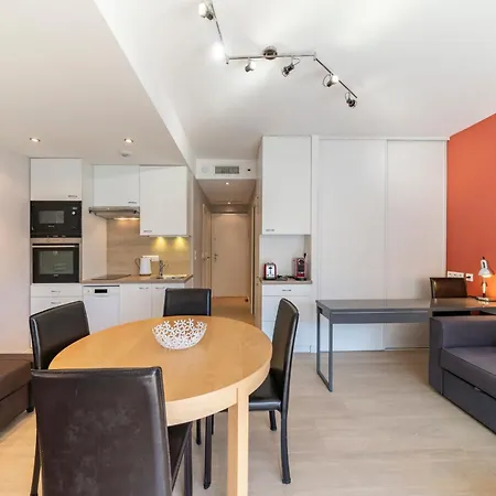 Brand New One Bedroom 2min Walk To Carlton *