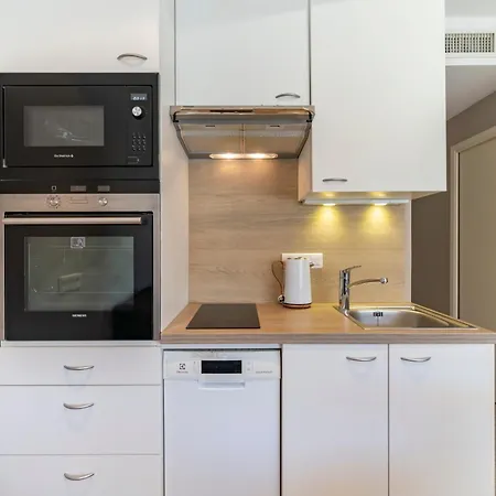 Brand New One Bedroom 2min Walk To Carlton Lägenhet *