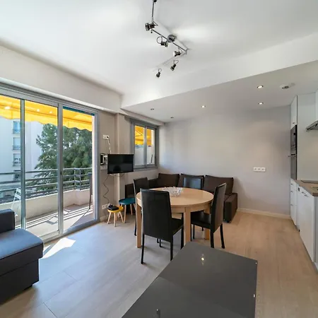 Brand New One Bedroom 2min Walk To Carlton Lägenhet